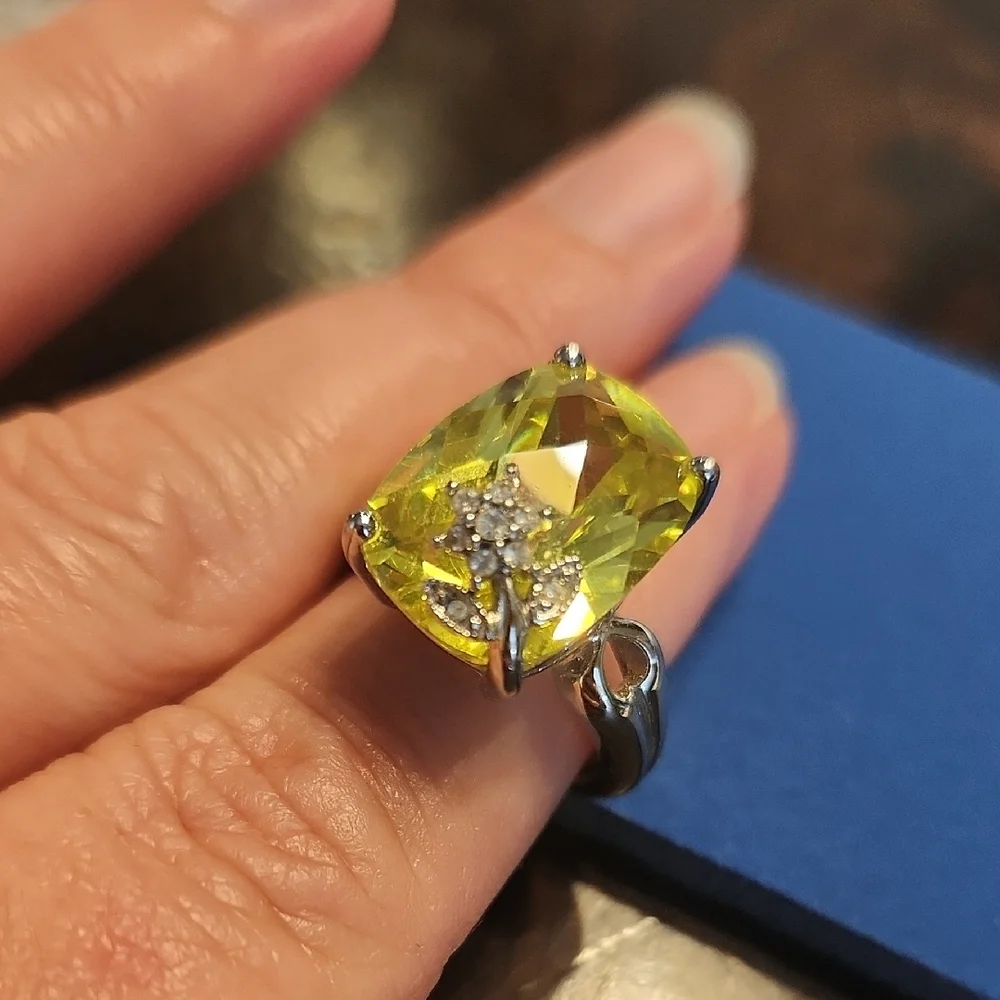 Elegant Avon Silver & Yellow Gemstone Ring W/ Floral Accent - Picture 2 of 6
